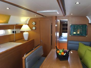 Yachtcharter sun odyssey 44i 4 cabin saloon
