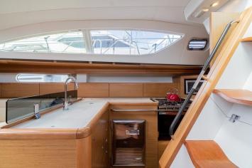 Yachtcharter Sun Odyssey 45 DS cab 3 Pantry