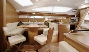 Yachtcharter Sun Odyssey 45 DS cab 3 Salon