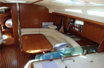 Yachtcharter Sun Odyssey 45 Performance 4 Cab salon