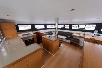 Yachtcharter Dufour 48 Catamaran cab 5 pantry