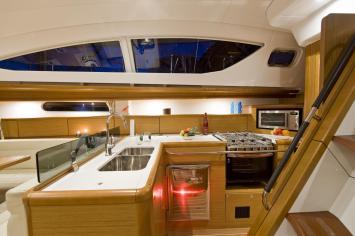Yachtcharter sun odyssey 50 ds 4 cab galley