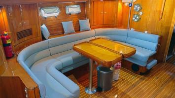 Yachtcharter Sun Odyssey 51 5cab Salon