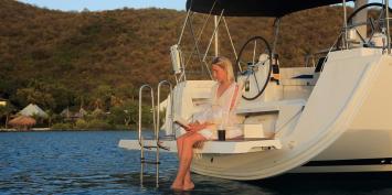 Yachtcharter Moorings 45.4 4 cab Back