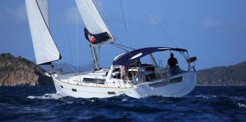 Yachtcharter Moorings 45.4 4 cab Side