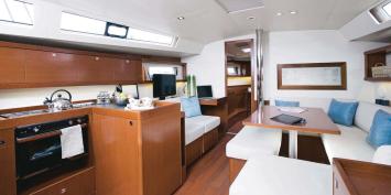 Yachtcharter Moorings 45.4 4 cab Interior