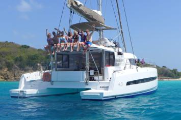 Yachtcharter Bali 4.3 cab 4 Back