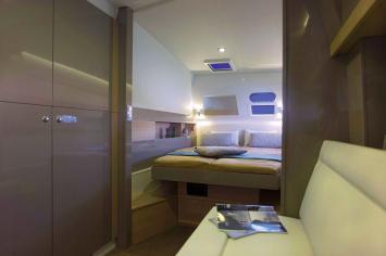 Yachtcharter BALI 4.5 cab 3 Top