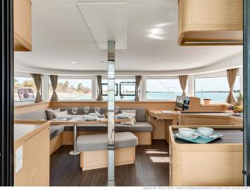 Yachtcharter Lagoon 40 3cab salon