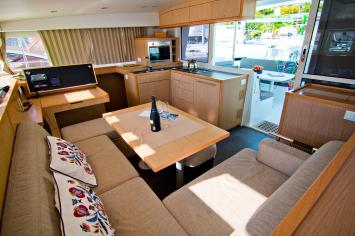 Yachtcharter lagoon 400 S2 1cab salon