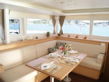 Yachtcharter lagoon 450 cab salon