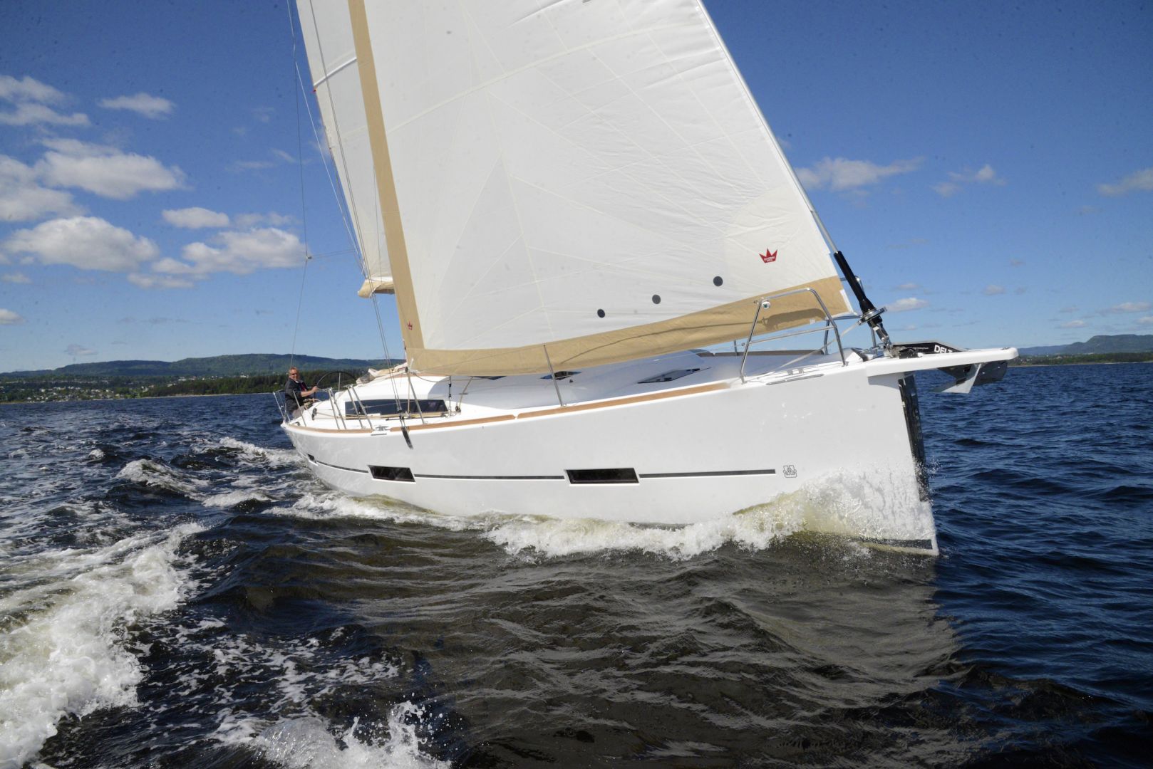 Yachtcharter Dufour 412 Front 2cab