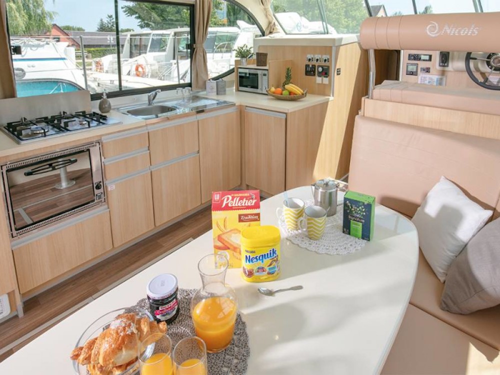 Yachtcharter Quattro fly c Cab 2 pantry