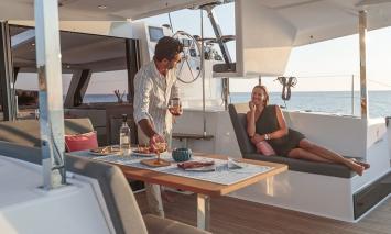 Yachtcharter isla 40 cab 3 Sitting area