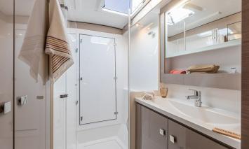 Yachtcharter isla 40 cab 3 Shower