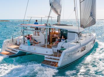 Yachtcharter lagoon 42 4cab backview