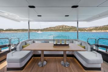 Yachtcharter Azimut Grande 27 Metri 5 cab sitting