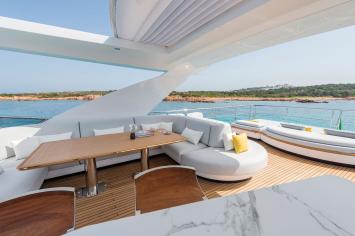 Yachtcharter Azimut Grande 27 Metri 5 cab DECK