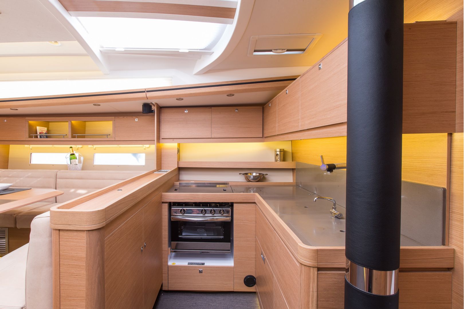 Yachtcharter Dufour 56 Exclusive Cab 4 pantry