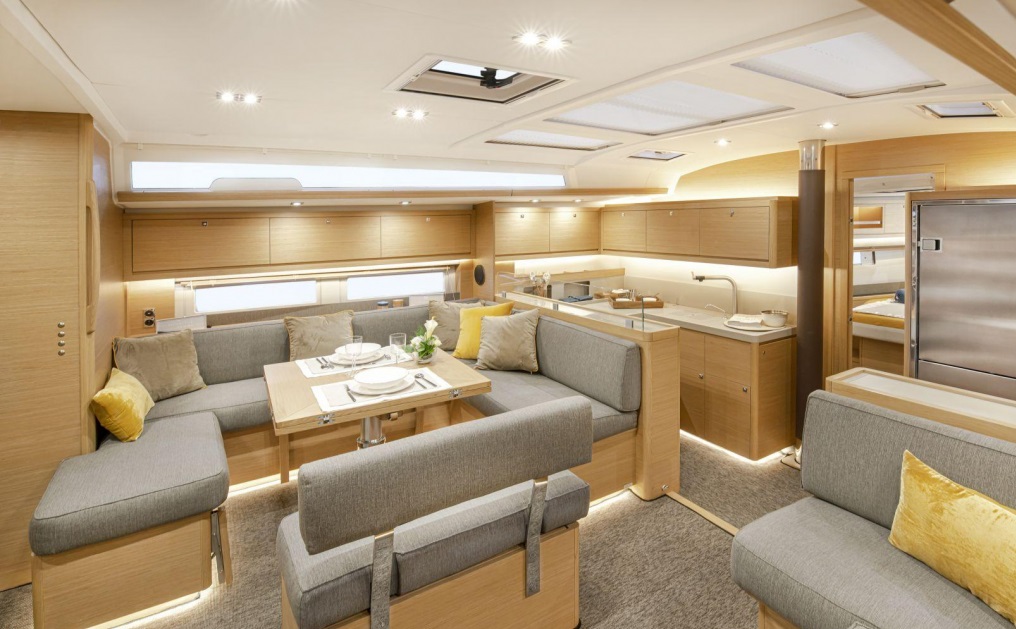 Yachtcharter Dufour 530 OW 3 cab interior