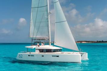 Yachtcharter lagoon52F 4cab side