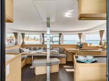 Yachtcharter lagoon52F 4cab salon