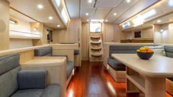 Yachtcharter arcona 465 light oak saloon 1