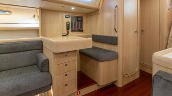 Yachtcharter arcona 465 nav station light oak