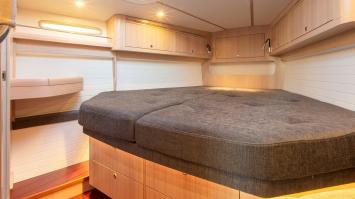 Yachtcharter arcona 465 light oak master cabin