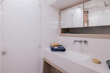 Yachtcharter luxury sailing yachts dufour 470 boat photo interior 5