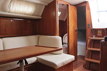 Yachtcharter Eminence40 6