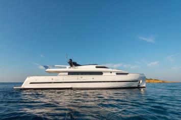 Yachtcharter Bugari100 34