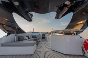 Yachtcharter Bugari100 39