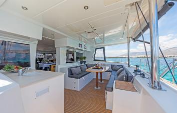 Yachtcharter lagoon 500 interior bridge