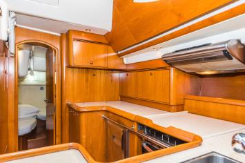 Yachtcharter jeanneau sun odyssey 54 ds galley
