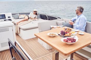Yachtcharter Prestige520 6