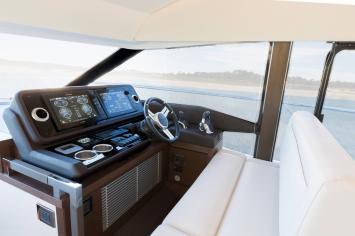Yachtcharter Prestige520 12