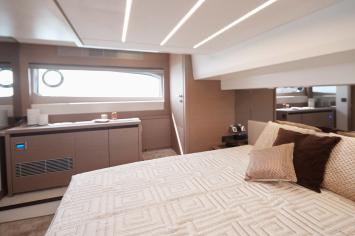 Yachtcharter Prestige520 14