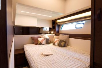 Yachtcharter Prestige520 16