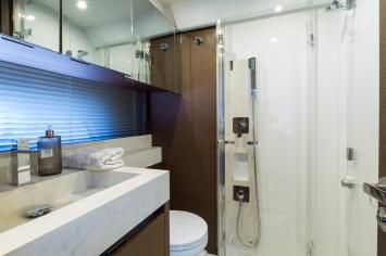 Yachtcharter Prestige520 17