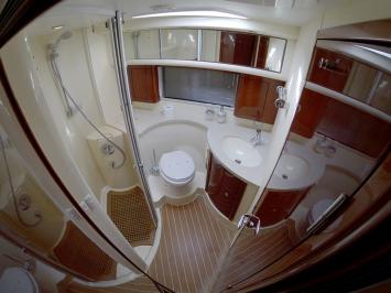 Yachtcharter fairline phantom 50 bathroom