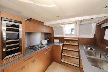 Yachtcharter lagoon 620 5 cabin galley