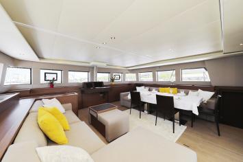 Yachtcharter lagoon 620 5 cabin saloon