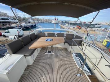 Yachtcharter Prestige560S 9