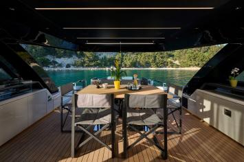 Yachtcharter Explorer62Fly 12