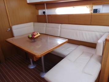 Yachtcharter sun odyssey 44i 4 cabin dining area