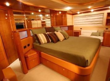 Yachtcharter Ferretti Yachts 880 4 cab aussenansicht 3