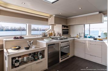 Yachtcharter lagoon 55 4 cabins galley