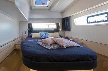 Yachtcharter Astrea42 31cab 19