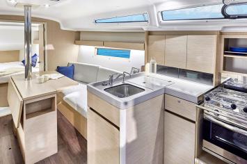 Yachtcharter Oceanis34 11